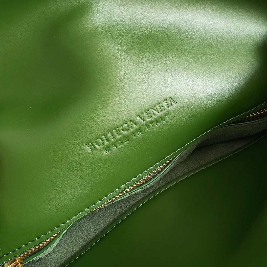 Batch 1520 Inspired by the 1970s, the Bottega Veneta women's logo shoulder bag has a smooth leather surface that brings a clean and handsome feel, just like the neatness and tenacity of a working woman. The front buckle has high-quality hardware pendant body, the overall retro elegance, and the excellent leather feels soft. This Bottega Veneta series can be described as beautiful, weakening the complexity of the outfit, not competing for it, and only using the best quality to interpret itself. Style number: 806030 (small size) Size: 27*16*6cm
